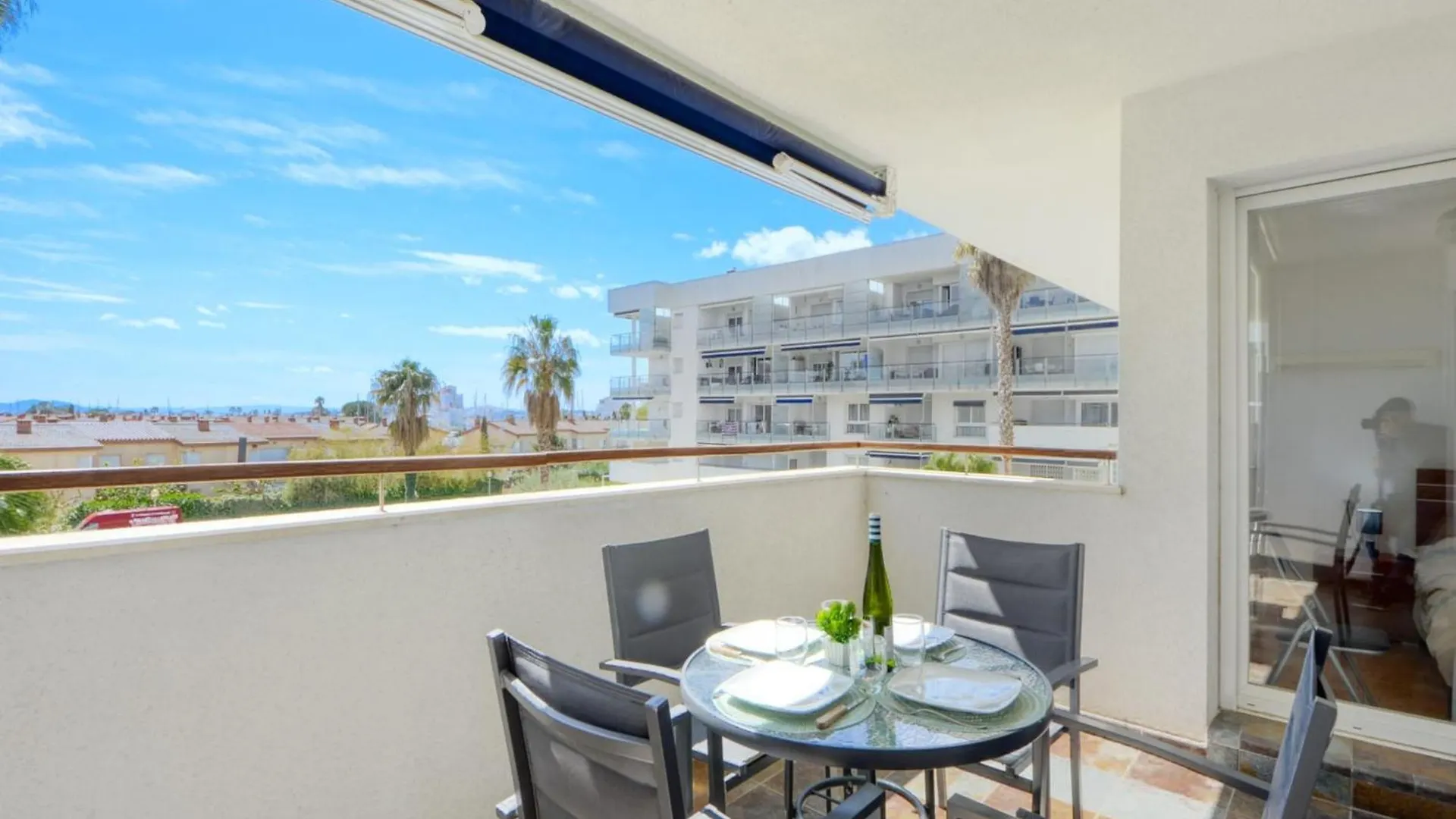 Charming Apartment With Patio Roses