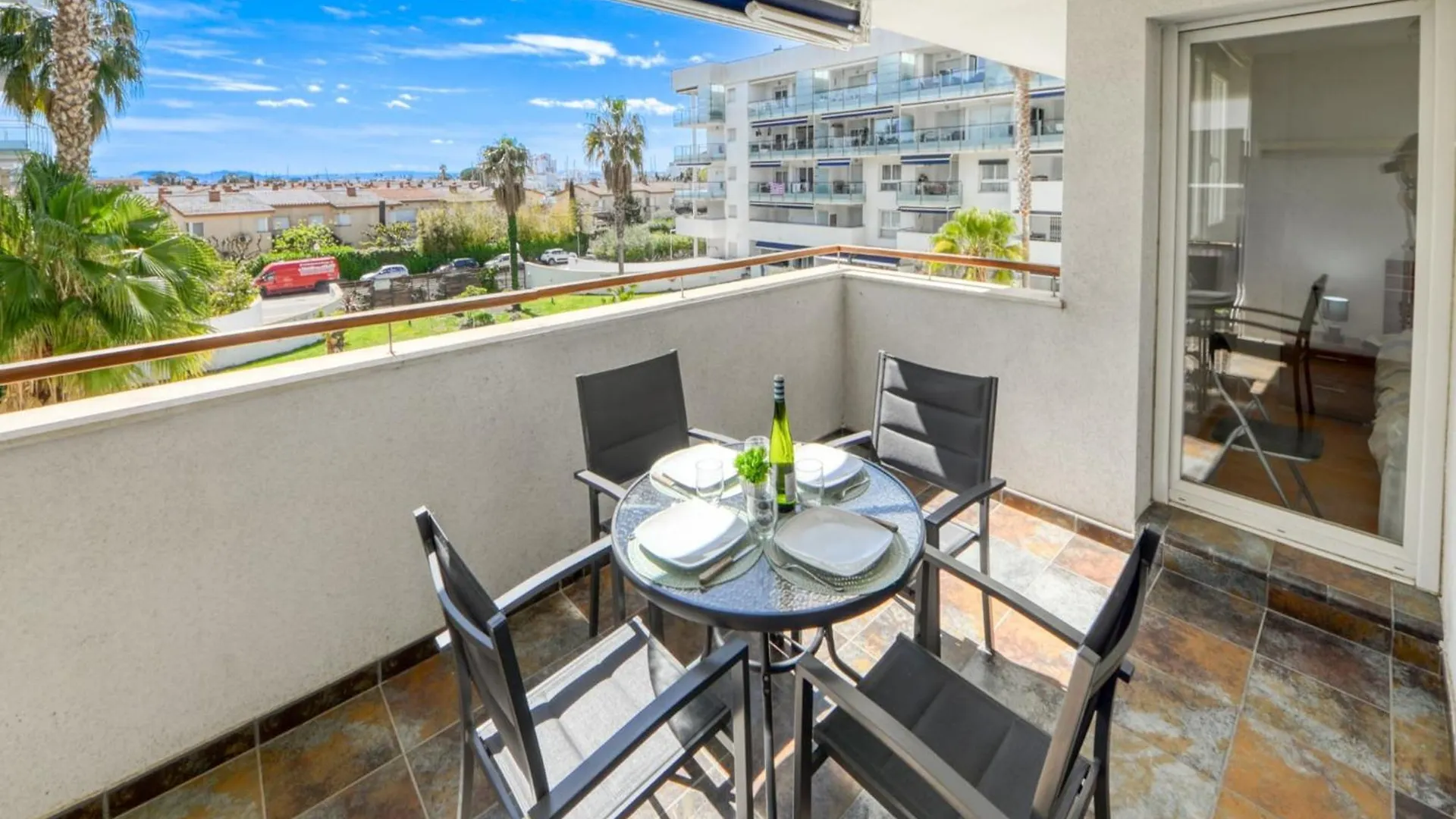 Charming Apartment With Patio Roses